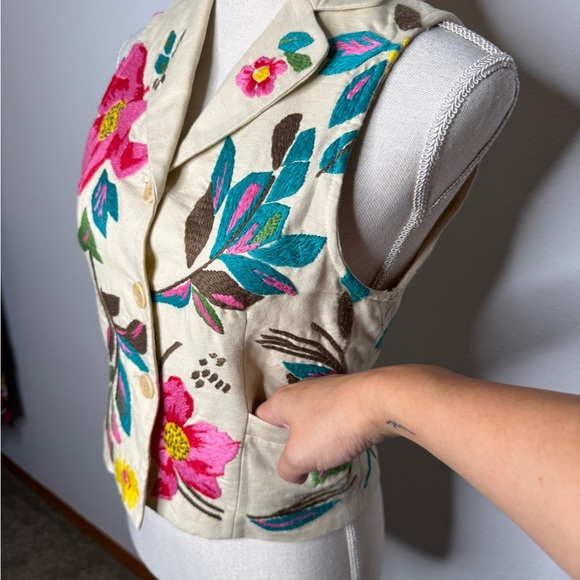 BCBGMaxAzria Floral Embroidered Vest Size XS - Picture 3 of 8
